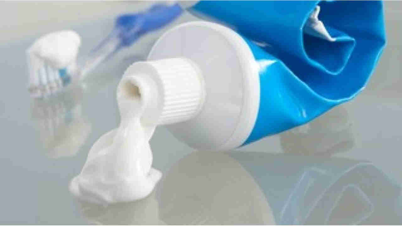 Mneghapus tinta spidol permanen dengan pasta gigi